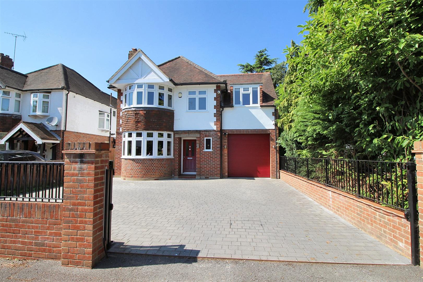 5 bed property in Penroath Avenue, Reading